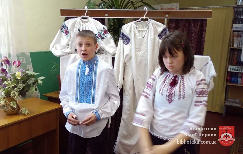 Бібліотечний сторітелінг «Українські вишиванки - наче райдуги світанки»