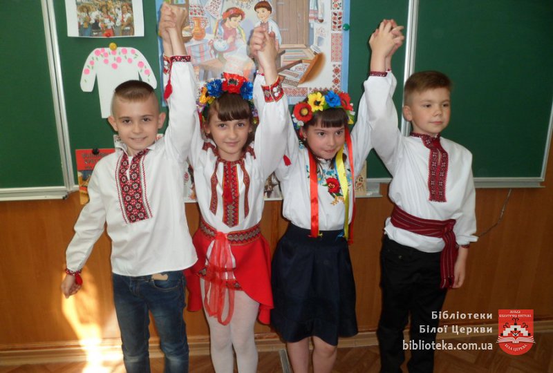 Хай квітує Україна чорноброва в вишиванках незбагненної краси