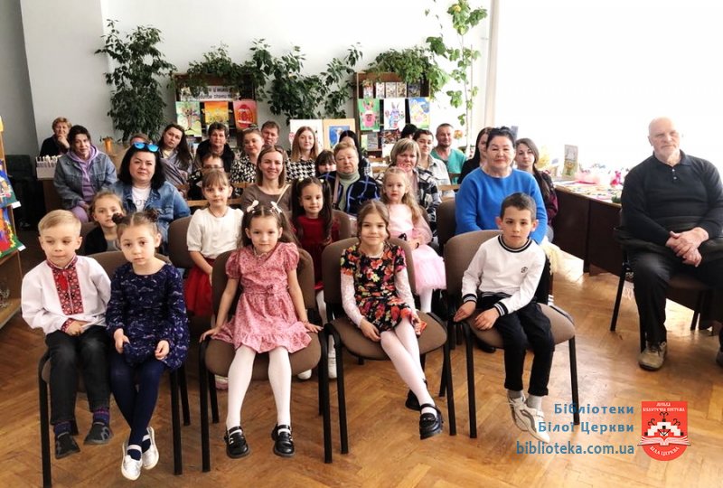 Літературно-музичне свято «Подаруй матусі всю свою любов»