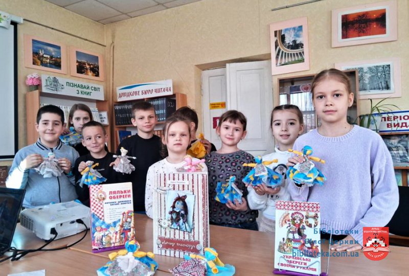 Виготовлення ляльки-мотанки із серветок у бібліотеці