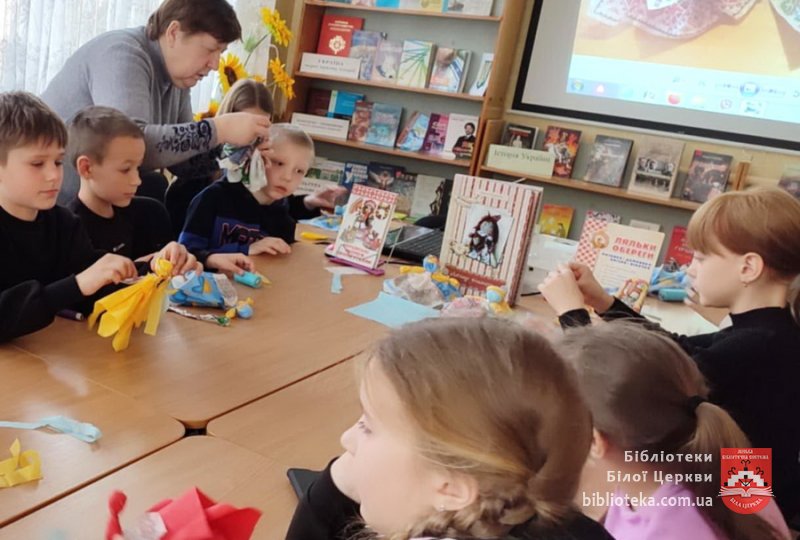 Виготовлення ляльки-мотанки із серветок у бібліотеці