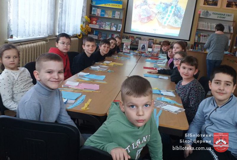 Виготовлення ляльки-мотанки із серветок у бібліотеці