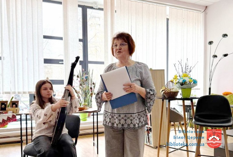 В руках майстрині народжується диво-писанка!