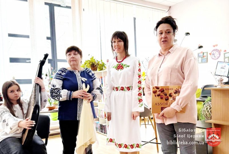 В руках майстрині народжується диво-писанка!