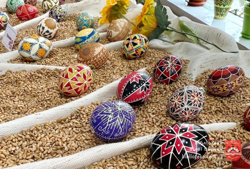 В руках майстрині народжується диво-писанка!