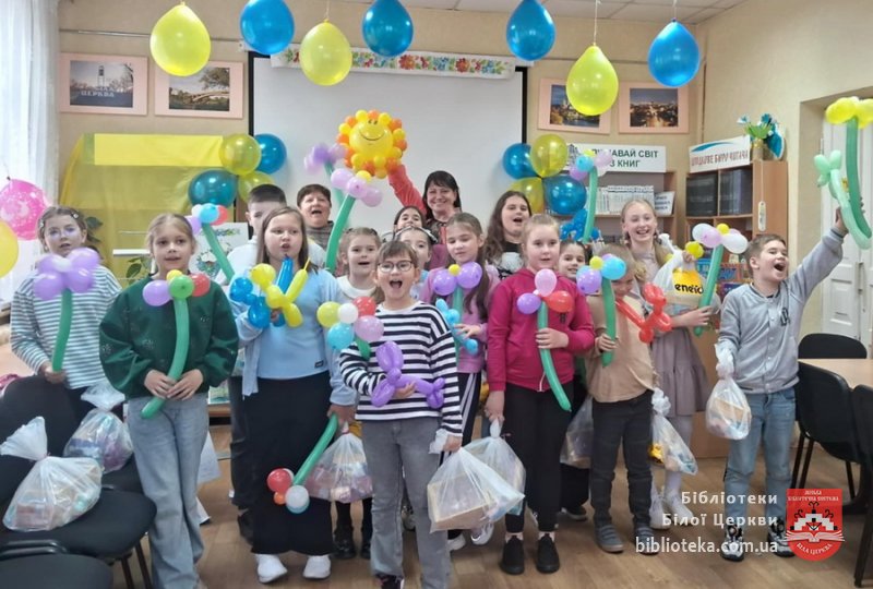 Зустрічають діти усмішками літо