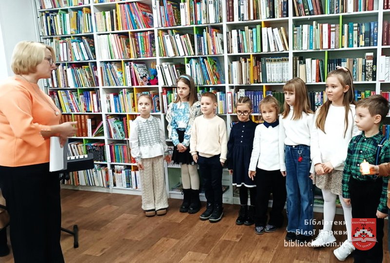 У бібліотеці-філії №1 для дітей відкрилася святкова виставка художніх робіт «Чарівні вогники Різдва»