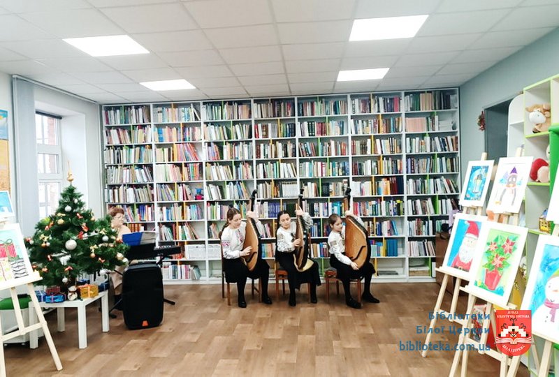 У бібліотеці-філії №1 для дітей відкрилася святкова виставка художніх робіт «Чарівні вогники Різдва»