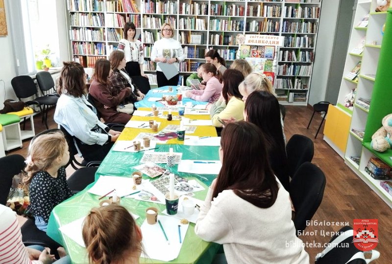 Великоднє рукотворне диво в бібліотеці