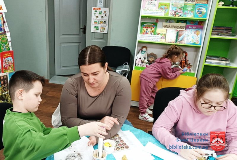 Великоднє рукотворне диво в бібліотеці