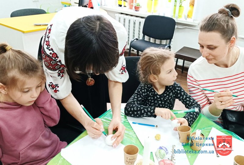 Великоднє рукотворне диво в бібліотеці