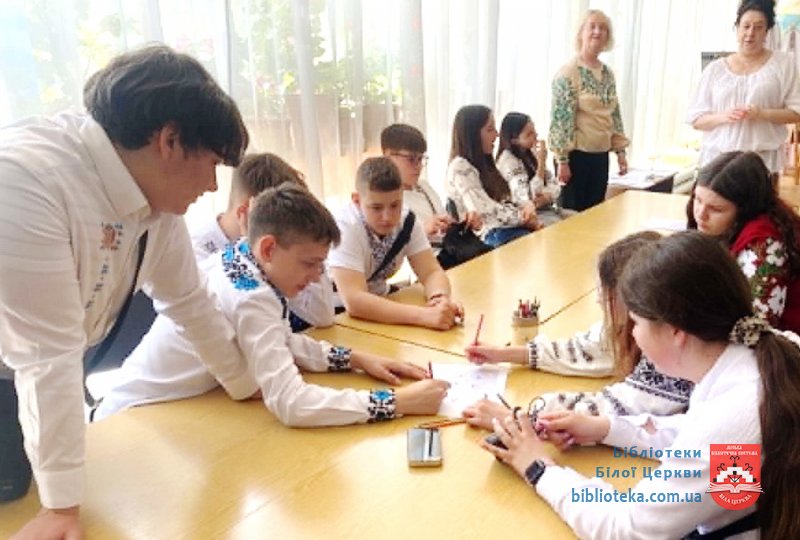 Я по світу іду в вишиванці