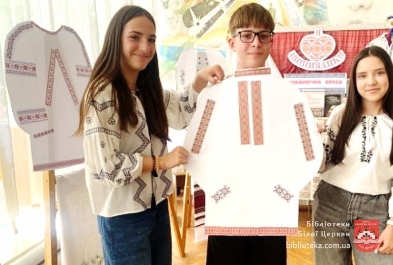 Я по світу іду в вишиванці